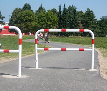 Preview: Absperrbügel aus Stahlrohr Ø 60 mm mit Mittelstrebe herausnehmbar und drehbar