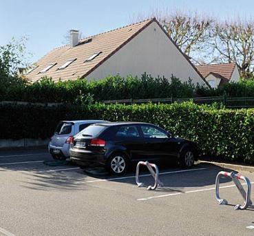 Parkplatz-Absperrbügel mit Teleskopmittelschiene