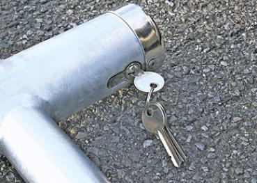 Parkplatzbügel Typ „3-Point“ mit Bodenplatte