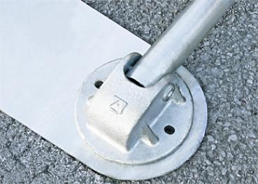 Parkplatzbügel Typ „3-Point“ mit Bodenplatte