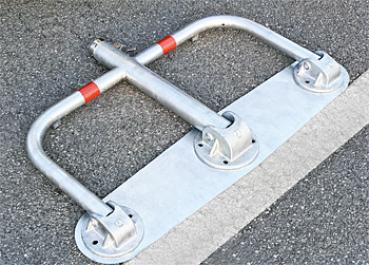 Parkplatzbügel Typ „3-Point“ mit Bodenplatte