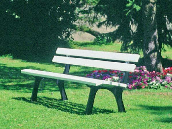 Sitzbank mit Gussuntergestell mit Kunststoff- oder Holzauflage