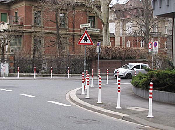 Flexipfosten aus Kunststoff weiß mit roten Ringen