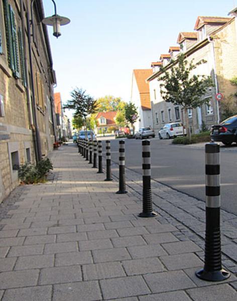 Flexipfosten aus Kunststoff schwarz mit silber-weißen Ringen