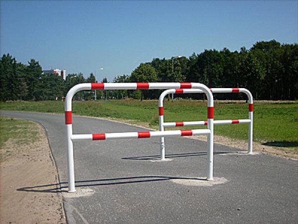 Absperrbügel aus Stahlrohr Ø 60 mm mit Mittelstrebe herausnehmbar und drehbar