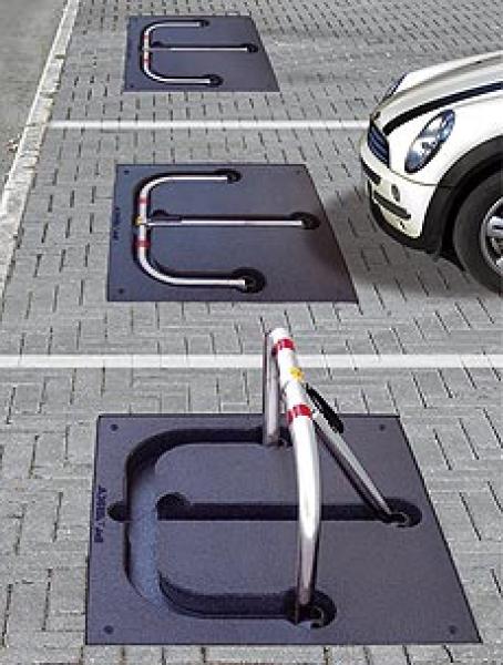 Parkplatzbügel mit Bodenwanne aus Recyclinggummi