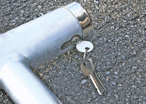 Parkplatzbügel Typ „3-Point“ mit Bodenplatte