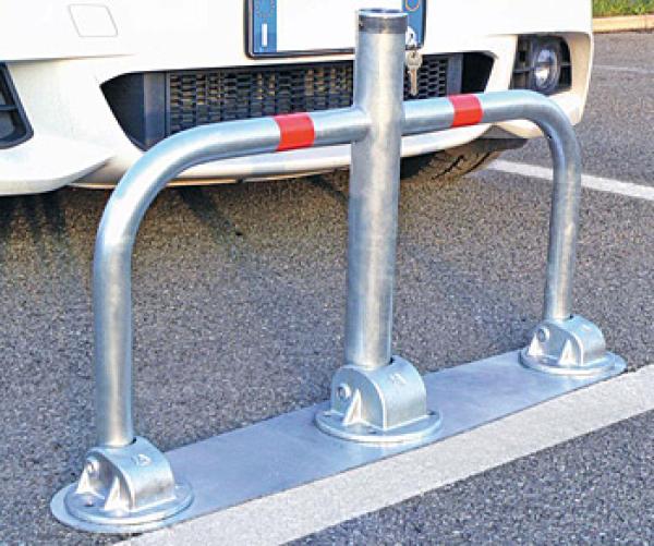Parkplatzbügel Typ „3-Point“ mit Bodenplatte