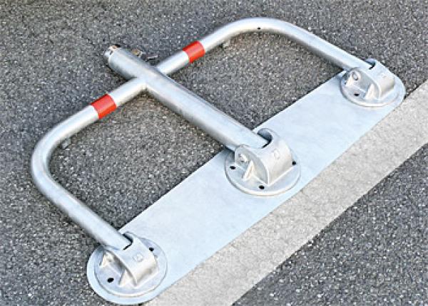 Parkplatzbügel Typ „3-Point“ mit Bodenplatte
